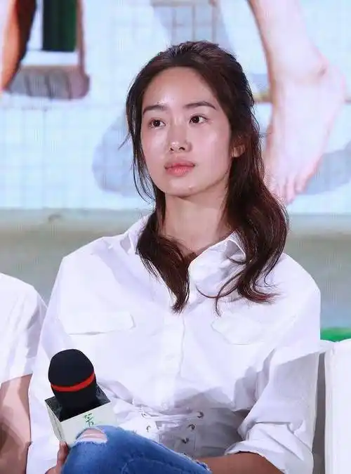 杨采钰,五官精致,酒窝浅浅,时尚动人,难怪富豪陈金飞会选择她_冯小刚