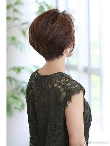 中老年女性,发型这样剪,立体时尚显气质