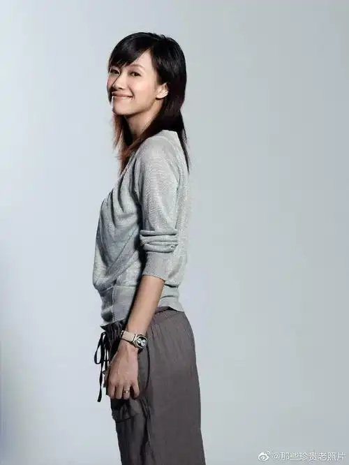 徐静蕾年轻时美照五官清秀质朴身材纤长才女气质不一般