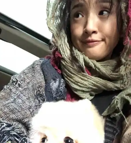 有种女孩的感觉叫林依晨,穿着"乞丐装"像狗一样做出表情