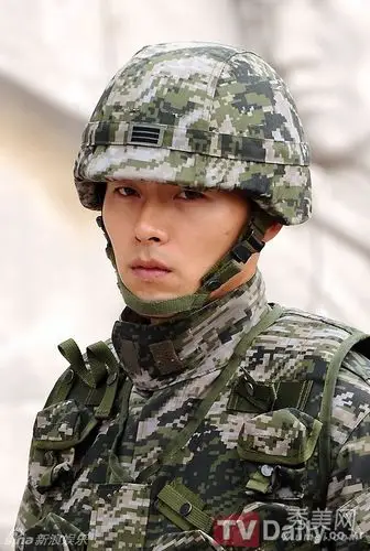韩星玄彬军装亮相 帅气未减眼神坚毅(3)