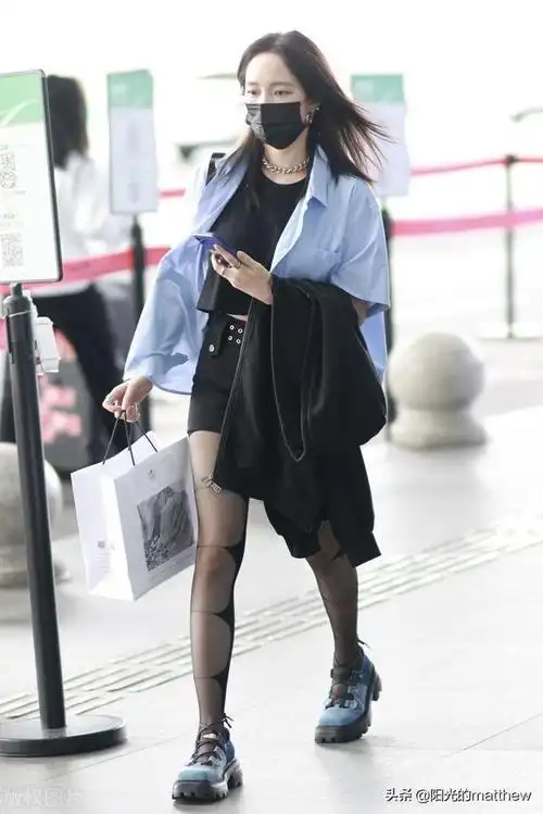 街拍孟佳蓝色短袖衬衫黑色t恤短裤甜酷风