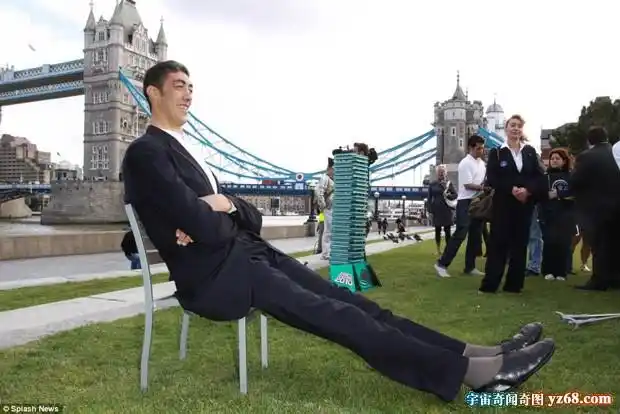 世界上最高的人 同时为最大手和最大脚(组图)