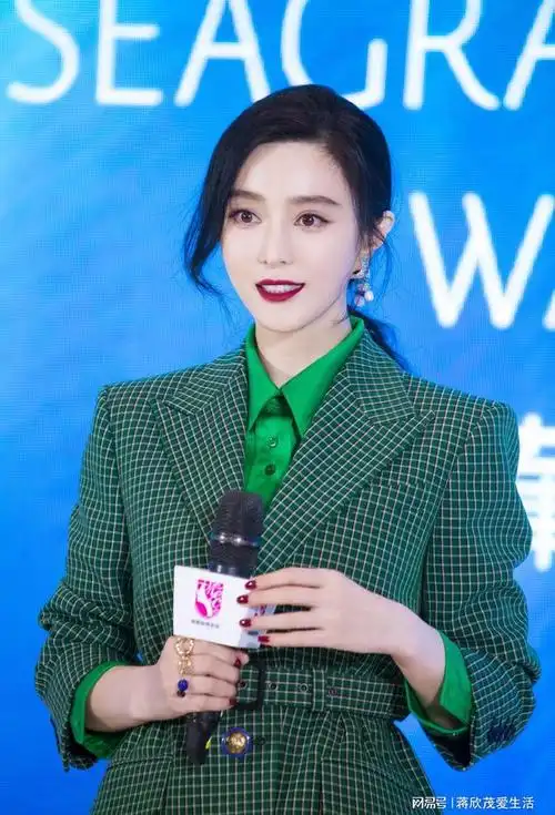 范冰冰退圈后彻底变大胆穿薄纱红裙似武则天今仍尝试复出