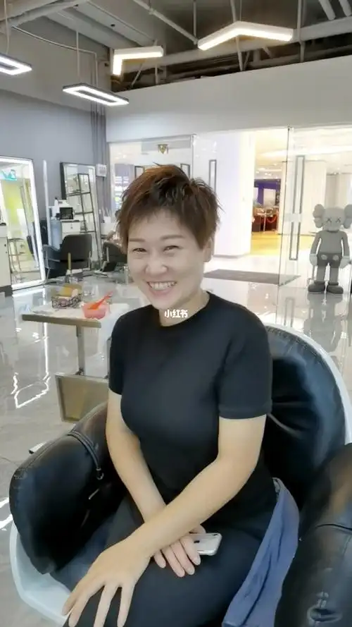 姐姐超级减龄的短发锡纸烫