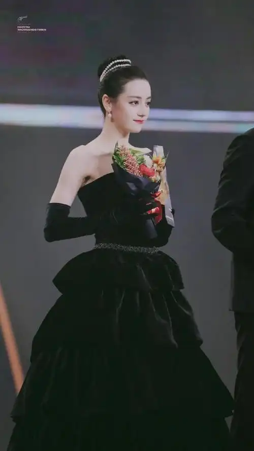 迪丽热巴黑丝绒礼裙赫本风穿搭也太美了