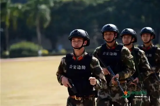 广东省边防总队武警官兵训练场上迎两会