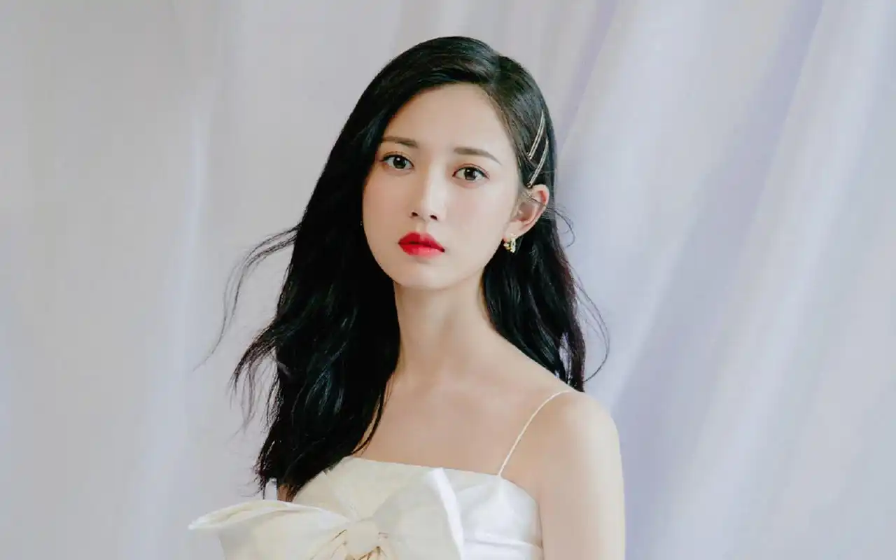 陈钰琪性感白裙写真桌面壁纸