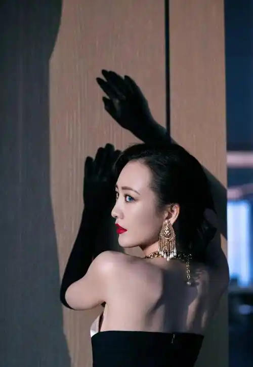 王鸥的小黑裙更是看点多多:此次造型,也令王鸥成为了全场最闪亮的时尚