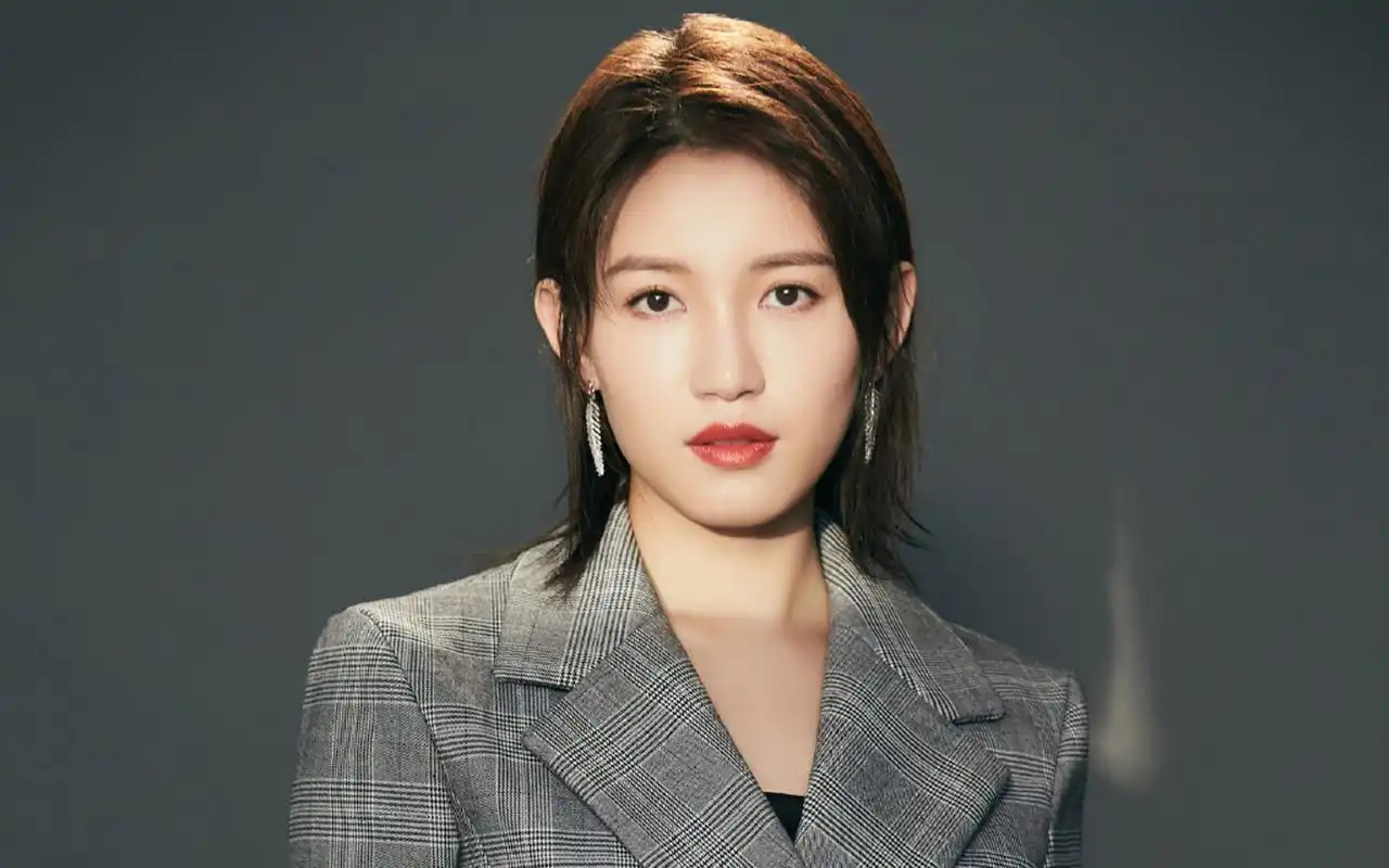 苏青时尚干练写真桌面壁纸