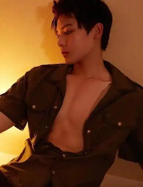 "爱好者,所以偶尔小露一下身材,看起来也是很有肌肉线条的型男一枚啊