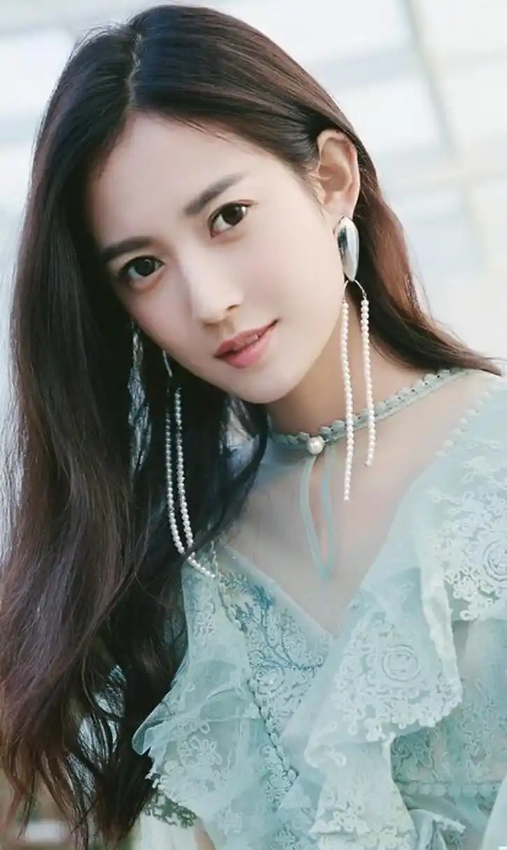 陈钰琪的眼睛非常清澈有灵气,给人一种纯真少女的感觉.她在《倚天屠龙