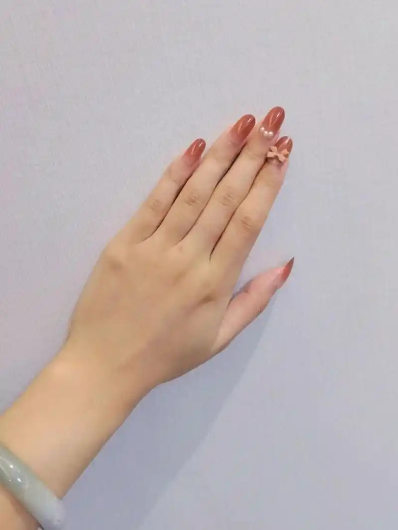 每次去美甲都因为手黑的原因,花了几百块结果美的甲并不满意,还伤指甲