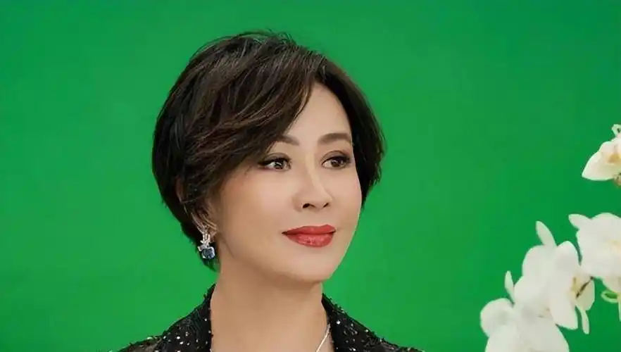 奚梦瑶与刘嘉玲同框出镜,两人相差24岁,超模气场还不如演员_身材_照片