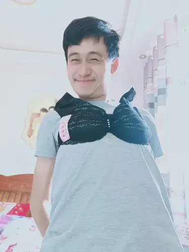 戴胸罩为何笑的这么灿烂呢你们见过吗一个男人戴胸罩