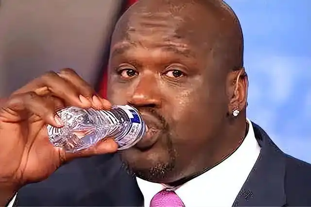 平常的物件到奥尼尔手里都缩小!手机在奥胖手里变麻将牌