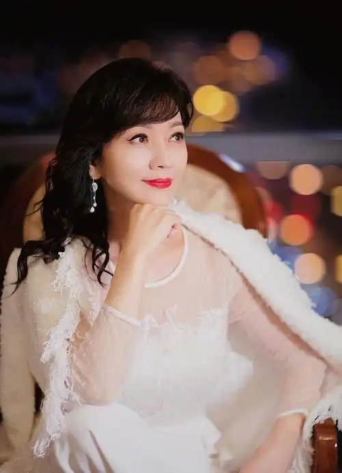 65岁赵雅芝又晒新照,从上到下一身白色服装,犹如白娘子