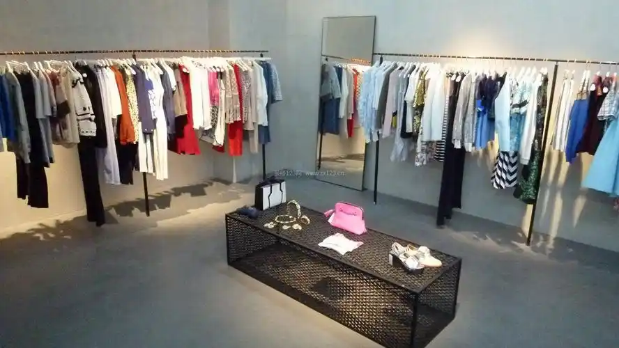 小型服装店女装店面装修效果图片