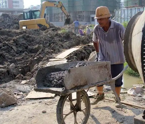 兄弟干活9图 总有一张感动您 看看是哪张|农民工|高温|工地_新浪新闻