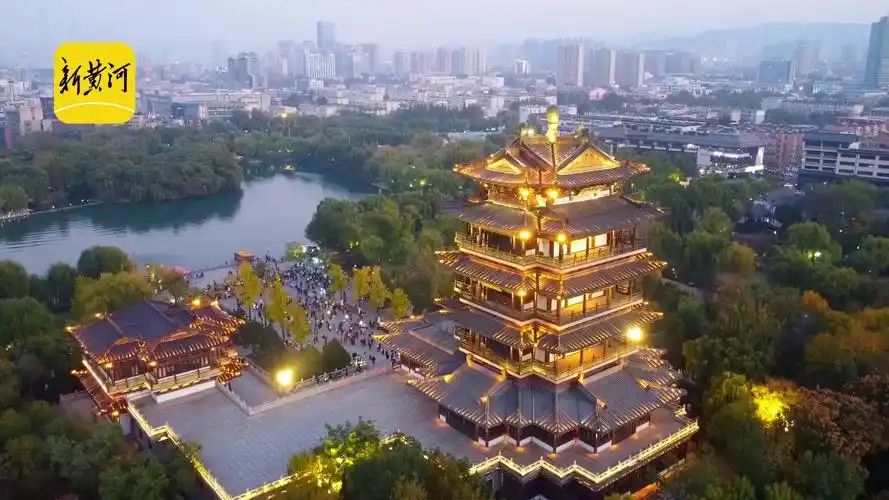 济南大明湖超然楼迎来最早亮灯季,晚霞衬托下更加绚烂