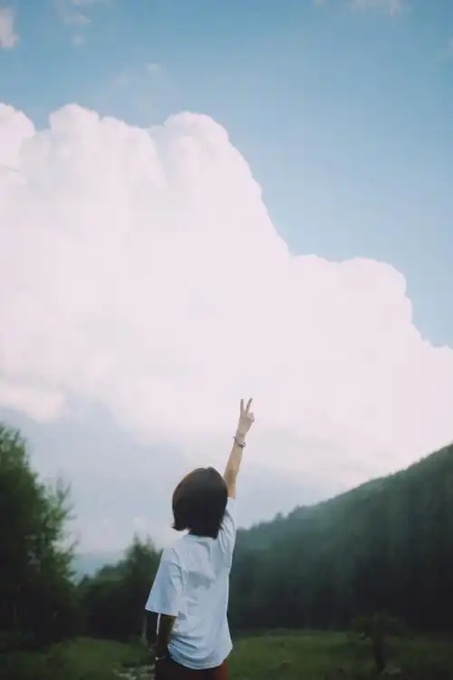 谭松韵白t背影比耶##谭松韵说走就走可以吗