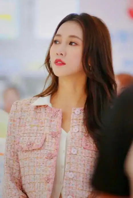 弦子亮相珠海,美若少女,穿搭引人注目!|粉色|短裙|珠海市|华语歌手|华