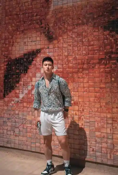 原创魅力健身房里的男孩完美的外表和身材让人为之倾倒