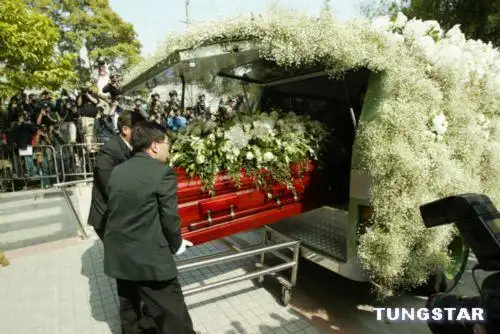 图文:众人将梅艳芳的遗体搬入灵车中