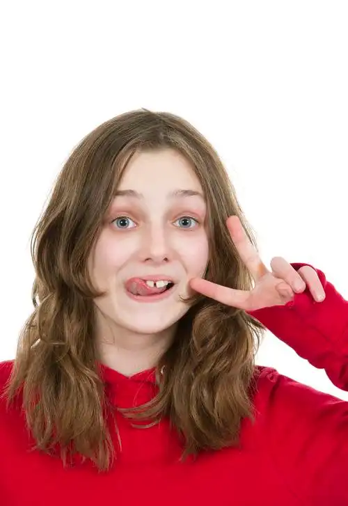 年轻的女孩伸出她的舌头