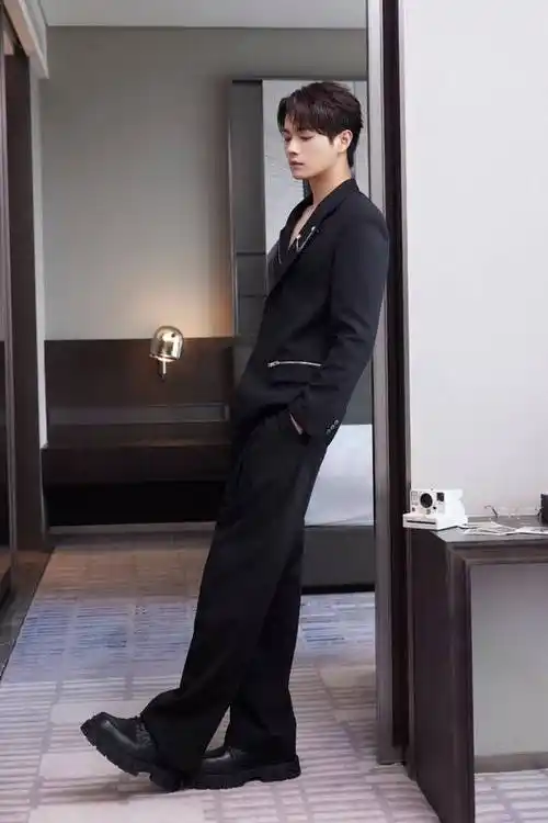 王鹤棣183算矮了,许凯187高伟光191那满屏长腿_图片_来源_微博