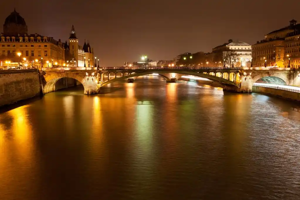 在巴黎的塞纳河河的夜全景