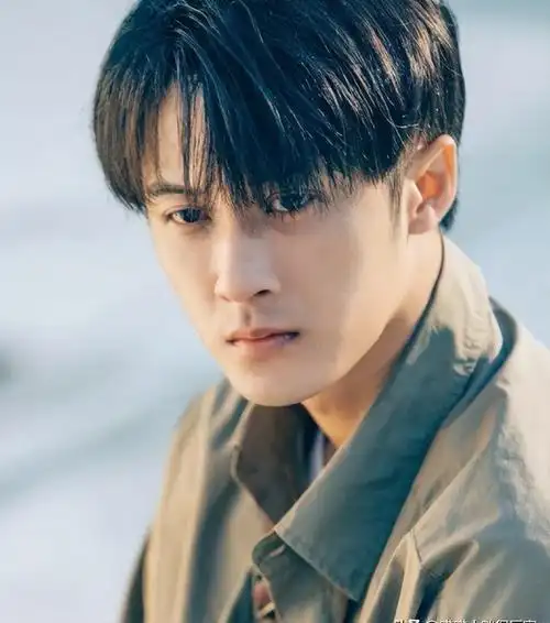 明明长了一张相似的脸,一个帅一个"土",颜值差距太大了