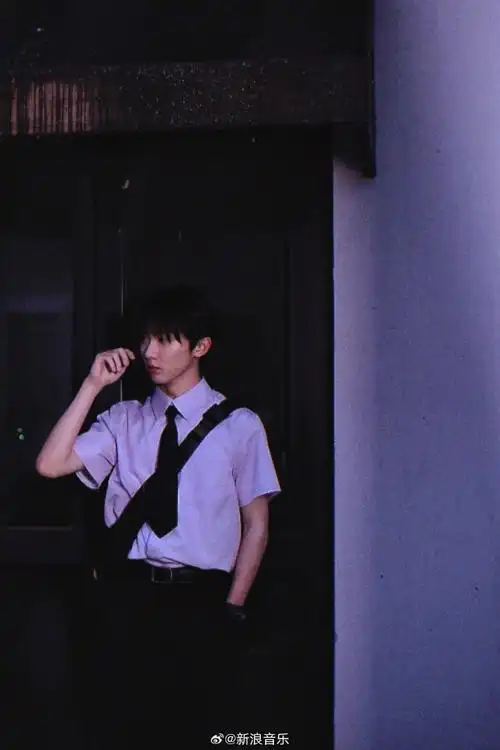 马嘉祺白衬衫学生造型##马嘉祺的眼神在说话