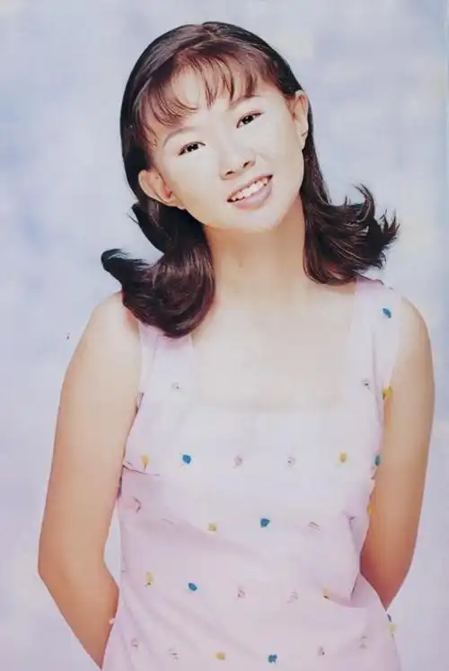 42岁卓依婷罕见现身三亚,现在的她和曾经颜值相比,简直判若两人