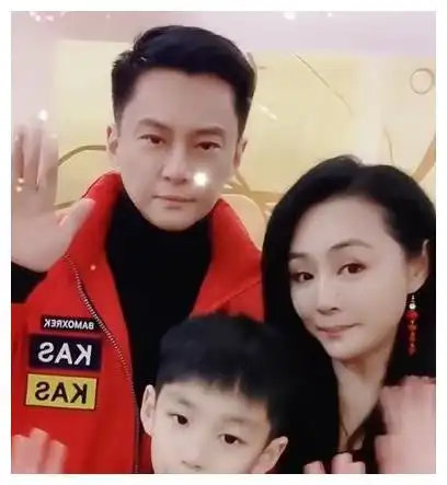 照片中,曹颖身着阿清宫礼服,显得十分华丽,这可能是因为他那天状