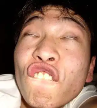 本人长相一般 照镜子还可以 为啥一拍照就丑爆了?