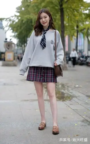 街拍:图一红色休闲运动裤 白色宽松卫衣的小姐姐,小巧可爱!