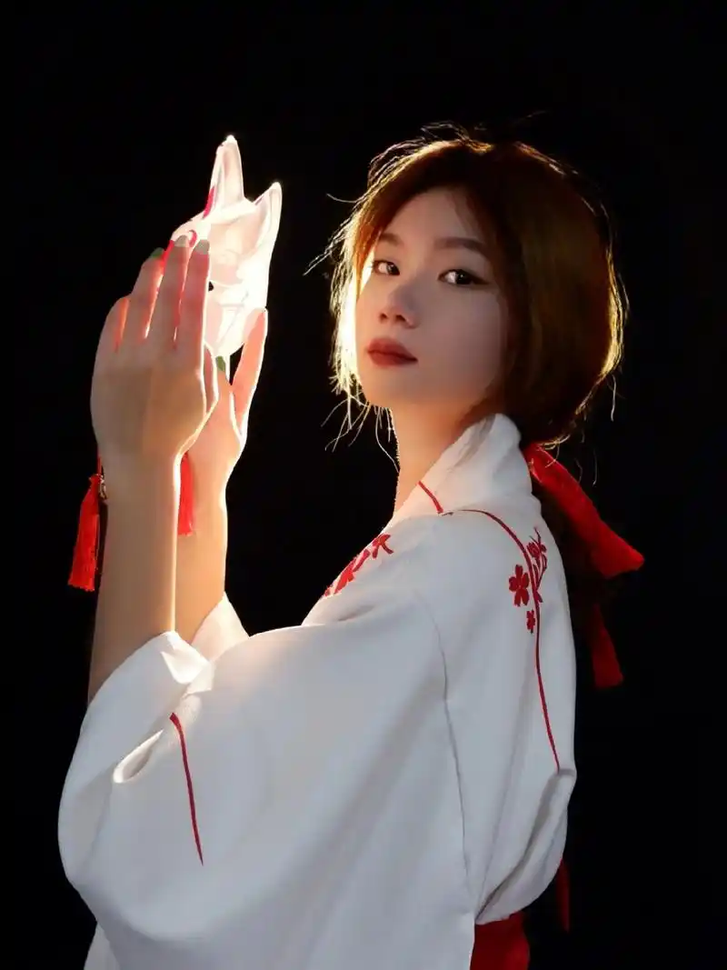 "像堕落的灰 又像救赎的光"#神明少女 #写真 @dou 小 - 抖音