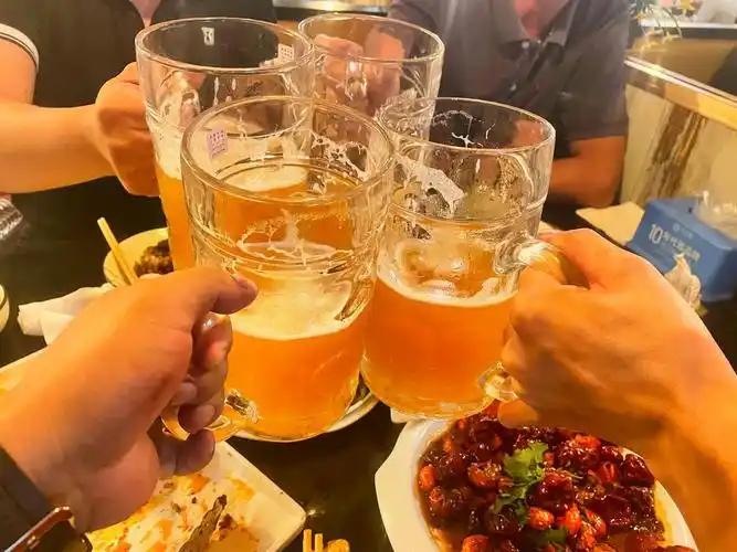 yo 阿杜:夏天 好友 街头 烧烤 啤酒 晚风 最好还有你 #碰杯仪式