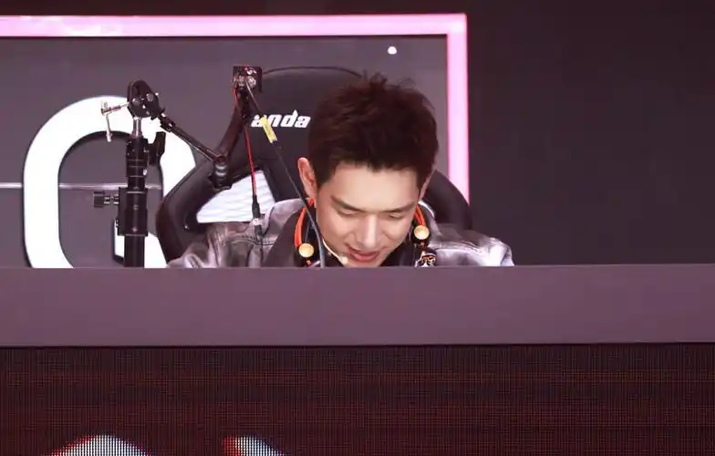 梦回韩商言李现化身电竞男神颜值扛打不惧怼脸拍