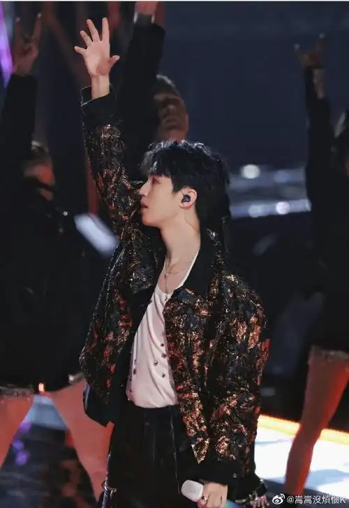 王俊凯单手吊威亚##王俊凯单手吊威亚手都被勒红了