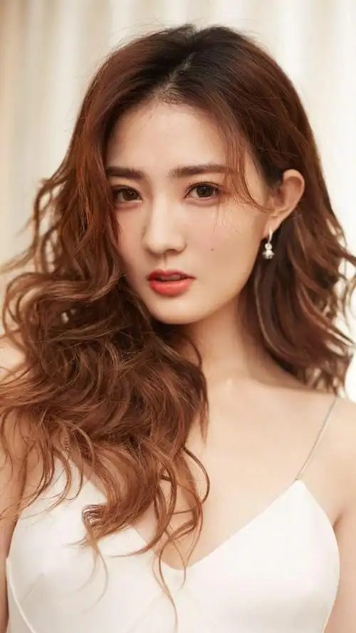 徐璐个人资料徐露,1975年7月29日在辽宁沈阳出生,原名徐路,中国内地女