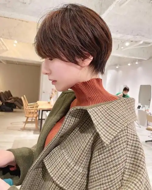 关注《发型图片库》,每天分享好发型2022最火的潮短发,每一款都很经典