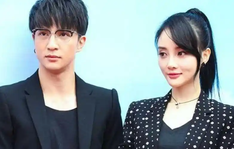 薛之谦李小璐上演浴室吻为了避嫌绅士手引网友狂赞