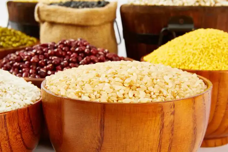 白底五谷杂粮五谷组合粮食组合木碗糙米特写