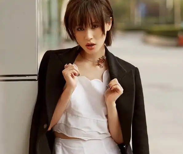 36岁王子文重庆被偶遇,素颜脸颊圆润似大饼,被指身高不足155