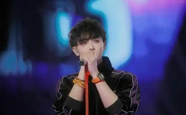 黄子韬微博发自己女装照片,称终于找到自己想娶的意中人_样子_iu_男子