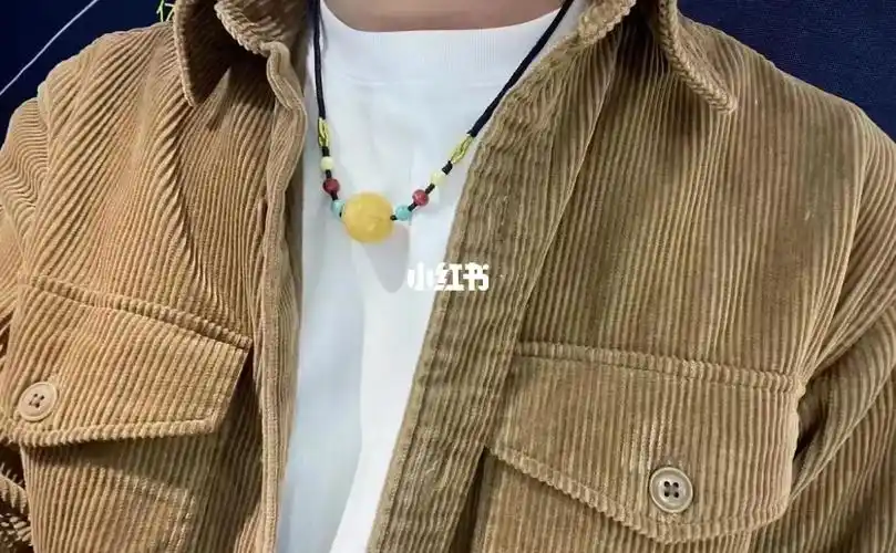 男士也很适合戴蜜蜡锁骨链