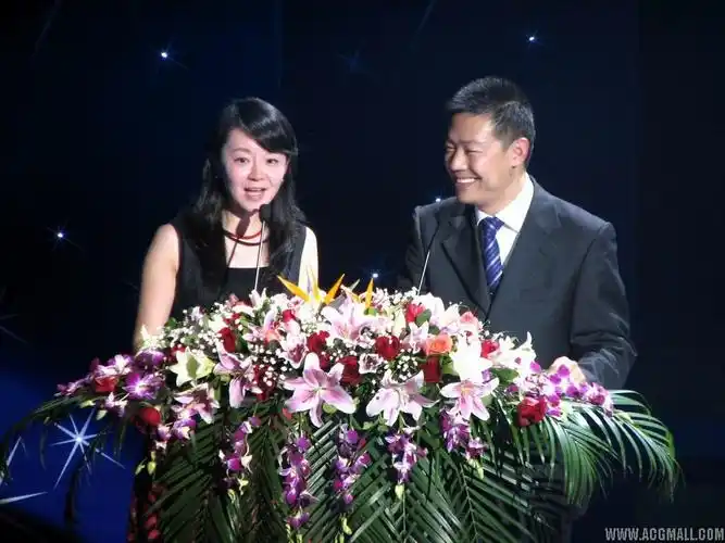 颁奖典礼主持人 左:沈婷 右:张骏