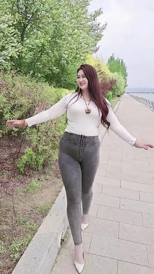 女人就是微胖些好,丰腴的身材有魅力